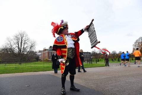 November 27, 2017 - London, United Kingdom - Media and people gathered outside Kensington Palace for the announcement of Prince Harry s engagement with American Actress Meghan Merkle, in London on November 27, 2017. Tony Appleton, from Chelmsford, Essex, was standing close to the TV crews in full town crier regalia, with a self-made scroll proclaiming the engagement. London United Kingdom  - ZUMAn230 20171127_zaa_n230_071 Copyright: xAlbertoxPezzalix
