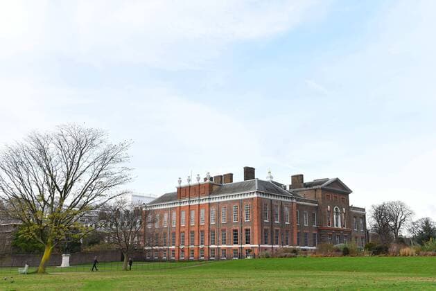 November 27, 2017 - London, United Kingdom - Media and people gathered outside Kensington Palace for the announcement of Prince Harry s engagement with American Actress Meghan Merkle, in London on November 27, 2017. Tony Appleton, from Chelmsford, Essex, was standing close to the TV crews in full town crier regalia, with a self-made scroll proclaiming the engagement. London United Kingdom  - ZUMAn230 20171127_zaa_n230_063 Copyright: xAlbertoxPezzalix