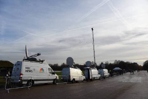 November 27, 2017 - London, United Kingdom - Media and people gathered outside Kensington Palace for the announcement of Prince Harry s engagement with American Actress Meghan Merkle, in London on November 27, 2017. Tony Appleton, from Chelmsford, Essex, was standing close to the TV crews in full town crier regalia, with a self-made scroll proclaiming the engagement. London United Kingdom  - ZUMAn230 20171127_zaa_n230_064 Copyright: xAlbertoxPezzalix