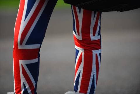 November 27, 2017 - London, United Kingdom - Media and people gathered outside Kensington Palace for the announcement of Prince Harry s engagement with American Actress Meghan Merkle, in London on November 27, 2017. Tony Appleton, from Chelmsford, Essex, was standing close to the TV crews in full town crier regalia, with a self-made scroll proclaiming the engagement. London United Kingdom  - ZUMAn230 20171127_zaa_n230_066 Copyright: xAlbertoxPezzalix