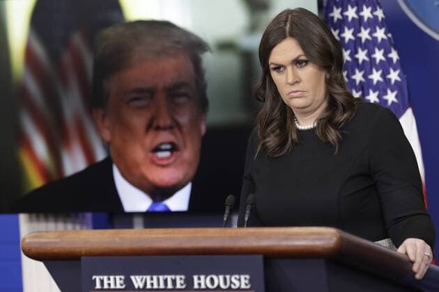 Themen der Woche Bilder des Tages White House Press Secretary Sarah Huckabee Sanders listens to remarks by U.S. President Donald Trump from TV screen during a daily press briefing at the White House in Washington on January 4, 2018. In an unusual move, Sanders started her briefing with a video of Trump talking about his recent signing of the tax code.  WAPG2018010404 YURIxGRIPAS