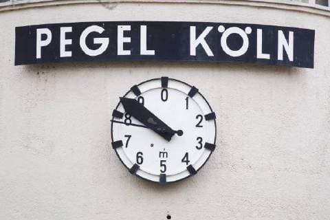 The flood of the Rhine reached on 08 January 2018 in Cologne the peak level hours on the Bank of the old shows the level of roughly 8 5 meters of flood in Cologne