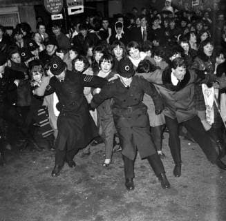 THE BEATLES POP GROUP RETURNS TO LONDON - FANS BEATLEMANIA ; 22 FEBRUARY 1964, Copyright: Topfoto  UnitedArchivesIPU472079