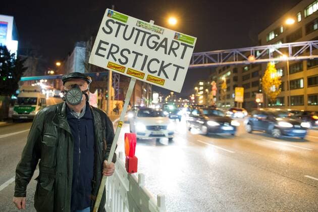 Demonstration poison breathe breathe in Stuttgart demonstration under the theme of poison in Stuttgart implement comparison now instead of the neck way race nationwide the highest particulate air pollution the land Baden-Württemberg goes to the settlement of ab 2018 the extremely high pollution levels here reduziereren to about 300 P
