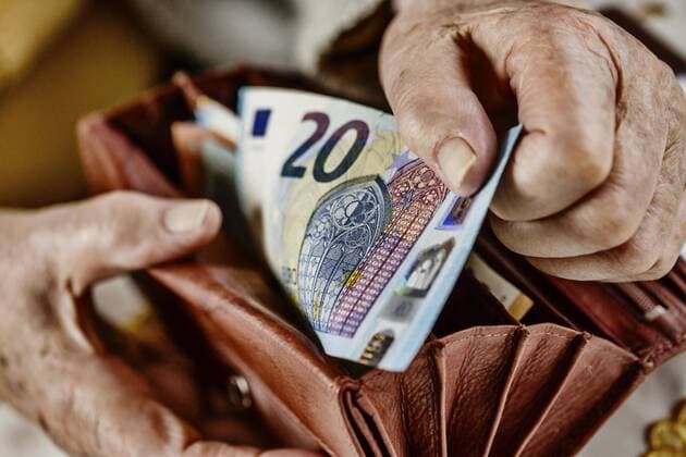 A 20 Euro Bill citizen pulls out her wallet Germany Europe Copyright: imageBROKER JanxTepass ibxjte04634740.jpg