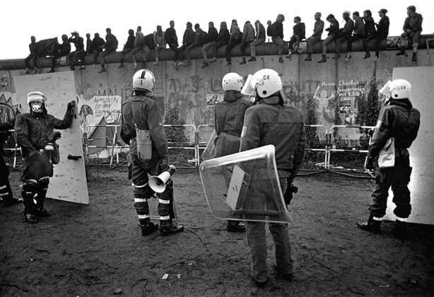 Berlin 1 July 1988 Squatters flee to East Berlin Police reamed in the early morning the autonomous occupied Lenne triangle at Potsdamer Platz As part of a territorial exchange with the GDR, the area was transferred to West Berlin on 1 July 88 The occupiers fled over the Berlin Wall to East Berlin where they were greeted warmly by GDR bor