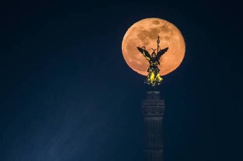 Moonrise from the full moon behind the Goldelse Viktoria on the Siegessaeule in Berlin 02 03 2018 Berlin Germany Copyright: xFlorianxGaertner photothek.netx