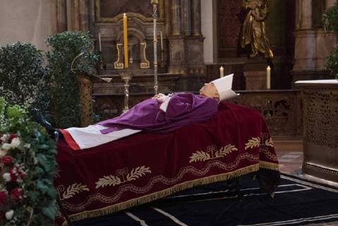 The deceased former Mainz Bishop Cardinal Karl Lehmann is laid out in the Augustinerki Copyright: epd-bild AndreaxEnderlein EDITORIAL USE ONLY