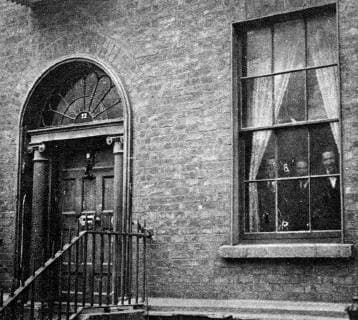 Scene of the murder of Lieutenant Mahon , one of the British Officers , at No.22 Lower Mount Street, Dublin - showing the bullet holes in the window. Fourteen men, a mixture of British Army intelligence officers, Royal Irish Constabulary officers and civilians (the Cairo Gang ) , were assassinated on the morning of 21 November 1920 by the IRA ., Ireland Copyright: Topfoto  !ACHTUNG AUFNAHMEDATUM GESCHÄTZT! UnitedArchives1363078