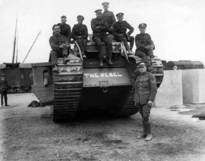 A British tank , The Rebel , photographed in Dublin with British soldiers 1920, Ireland Copyright: Topfoto  !ACHTUNG AUFNAHMEDATUM GESCHÄTZT! UnitedArchives1375731