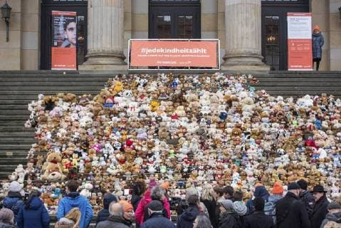 Children and adolescents erected a memorial from 740 donated teddy bears on the stairs to the Konzerthaus on Berlins Gendarmenmarkt on Thursday 15 03 18 With the Teddy Bear action, the aid organization World Vision Deutschland called attention to the suffer Copyright: epd-bild ChristianxDitsch EDITORIAL USE ONLY