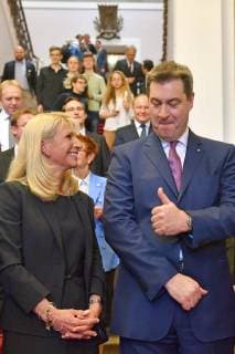 Markus SOEDER Minister President of Bavaria with wife Karin Baumueller Soeder thumb up Thumbs up Election and swearing in of the new Bavarian State Premier on 16 03 2018 in the Bavarian State Parliament Maximilianeum in Munich 126 Meeting of the Bavarian State Parliament