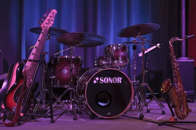 Instruments of a jazz band on stage Bigband E Bass Drums and saxophone Copyright: imageBROKER VolkerxLautenbach iblmmv04652723.jpg