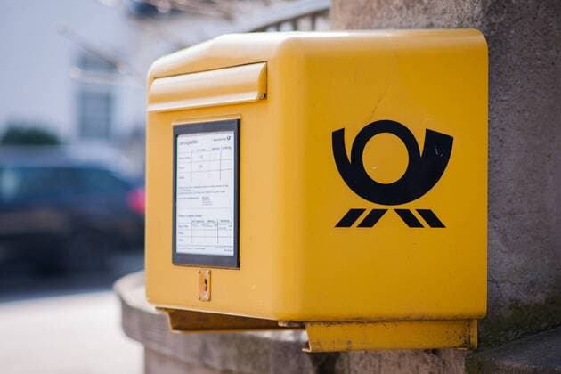 Mailbox of the Deutsche Post on a street corner in Mönchengladbach Theme picture Symbolic picture Deutsche Post Briefkasten Briefverkehr 24 03 18 Mönchengladbach NRW Germany Copyright: xcdn_nszx