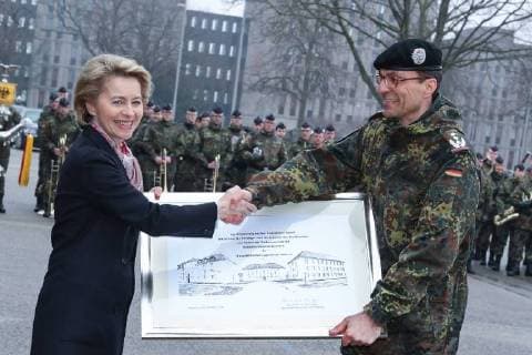 Hanover 28 03 2018 Re-naming of the Emmich Cambrai Barracks in Sergeant Major Lagenstein Barracks School for Federal Armed Forces and Staff of the Federal Armed Forces Ursula von der Leyen Ursula von der Leyen CDU Federal Minister of Defense together with Colonel Dirk Waldau commander of the school for field fighters and staff of the Bundeswehr a certificate for the renaming of the Emmi
