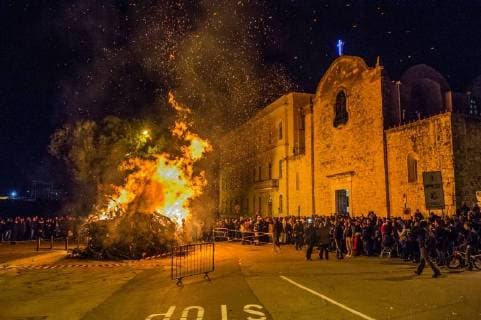 Bilder des Tages Italy: First Crucifer - Noicattaro At 20.00 from the Church of the Madonna della Lama - Noicattaro, begins the procession of the First Crucifer, the oldest Crociferous (not for his age, but for the years accumulated in the penitence of bearer ); he has the privilege of being accompanied by a small crowd, surrounded by torches and trozzue (wooden raganelle) dragged by the children. All this, most probably, wants to remember the escort of the Praetorians and the shouting mockery of the crowd that accompanied Jesus along the painful going from Caiaphas to Pilate, before the condemnation. The Crucifers, emblematic figures of the Nojan Holy Week, wear a black habit, with a hood that covers the face, carry a crown of thorns on the head, drag an iron chain to the foot barefoot and take a heavy cross on the shoulder that digs painful and deep DavidexPischettola