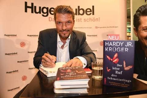 Hardy Krüger jr Buchpräsentation The silent call of the butterfly Giger publishing house Hugendubel Karlsplatz read reading book Munich 12 April 2018