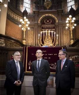 Federal Foreign Minister Heiko Maas M SPD visits together with the President of the Central Israelite Consistory of Belgium Philippe Mankiewicz R and Chief Rabbi Bruessels Albert Guigui L the Great Synagogue of Europe in Brussels 13 04 2018 Brussels Belgium Copyright: xXanderxHeinlx