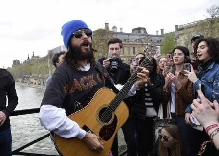 Entertainment Bilder der Woche KW16 Themen der Woche KW16 Bilder des Tages Jared Leto improvise un concert pour ses fans à Paris Jared Leto Paris France  580576