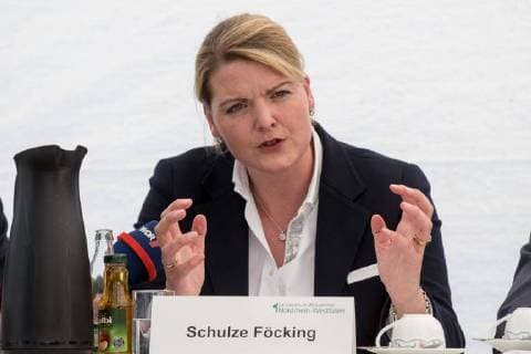 Christina Schulze Föcking Minister for the Environment and Agriculture of North Rhine-Westphalia politician CDU photo opportunity NRW Minister of Agriculture Schulze Föcking at the local meeting optimally utilize farm fertilizer and close nutrient cycles Politics 18 04 18 Neuss NRW Germany Farm Königs Copyright: xcdnx