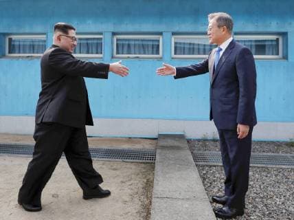 Themen der Woche KW17 Bilder des Tages Inter-Korean summit South Korean President Moon Jae In (R) and North Korean leader Kim Jong Un greet each other at the border between their countries at Panmunjeom in the Demilitarized Zone on April 27, 2018. (Korea Summit Press Pool) 