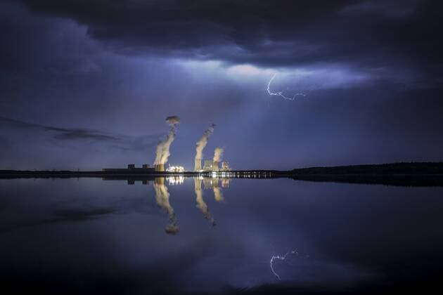 A thunderstorm with lightning is visible behind the Baerwalder See and the coal power plant of Boxberg in Oberlausitz Klitten 28 04 2018 Klitten Germany Copyright: xFlorianxGaertner photothek.netx