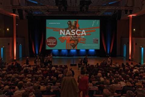 NASCA exhibition in the Bundeskunsthalle In the auditorium on the opening day of May 10, 2018 there is a great crowd The exhibition will be on display in Bonn until 16 September 2018 In the picture the projection screen of several meters with the signet of the exhibition as well as the audience filling Bonn North Rhine Westphalia Germany