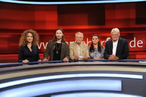 The guests of the ARD Talkshow Hart but fair on 14 05 2018 in Cologne with the topic How can this still be Jew-hatred in Germany Melody Sucharewicz for Gil Ofarim Uwe Karsten Heye Lamya Kaddor Dietmar Ossenberg
