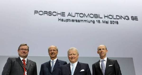 15 05 2018 Stuttgart DEU Annual General Meeting of Porsche Automobil Holding SE at the Porsche Arena in Stuttgart Manfred Doess Member of the Board of Management of Porsche SE Hans Dieter Poetsch Chairman of the Board of Porsche Automobil Holding SE Wolfgang Porsche Chairman of the Supervisory Board of Porsche Automobil Holding SE and Philipp von Hagen Member of the Board of Porsche Holding SE