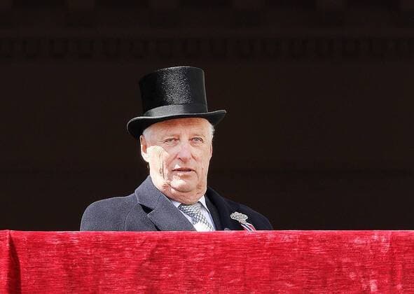 17-05-2018 Oslo Norwegian royal family on the balcony during the children’s parade on National day at the palace square in Oslo. Princess Mette Marit and Prince Haakon and Princess Ingrid Alexandra and Prince Sverre Magnus and King Harald and Queen Sonja  Copyright: xPPE NIEBOERx