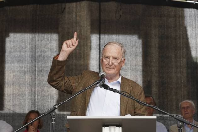Demonstration of the AFD with a counterpart GER Berlin 20180527 Alexander Gauland demo of the AFD Thousands of people are demonstrating for and 25,000 against the AFD in Berlin