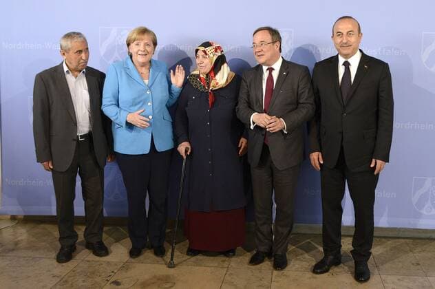 Angela Merkel Mevlüde Genc with family Armin Laschet and Mevlüt Cavusoglu on arrival in the State Chancellery on the occasion of the commemoration 25 years after the arson attack on a Turkish family in Solingen 1993 Düsseldorf 29 05 2018 Foto:xJ.xKrickx xFuturexImage
