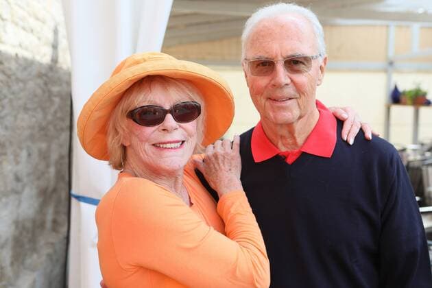 Elke Sommer during a golf tournament in Mühlberg with footballer Franz Beckenbauer