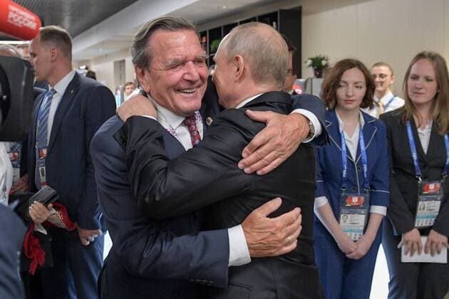 News Themen der Woche KW24 News Bilder des Tages MOSCOW, RUSSIA â€“ JUNE 14, 2018: Russia s President Vladimir Putin (R) hugs Gerhard Schroeder, Chairman of the Shareholders Committee with Nord Stream 2 AG and former German chancellor, at the opening of the 2018 FIFA World Cup at Luzhniki Stadium. Alexei Druzhinin Russian Presidential Press and Information Office TASS  TS0843FE