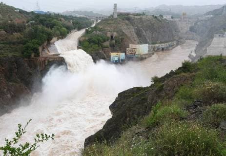News Themen der Woche News Bilder des Tages July 16, 2018 - Gansu, Gansu, China - Gansu, CHINA-Liujia Gorge, located in northwest China s Gansu Province, is the large water-power engineering project of the first five-year plan. Liujia Gorge is the seventh step hydro-electric station, with multifunction such as generating electricity, controlling flood, breeding aquatics, irrigating, shipping, and travelling, and became the largest pivotal project of water conservancy an electric power, thus enjoying the reputation as the pearl on the Yellow River. Covering a water area of 130 plus square kilometers, Liujia Gorge stretches from southwest to northwest. The dam is 147 metres high, 840 metres long, on whose right side there is a spillway 700 metres long and 80 metres wide. Gansu China - ZUMAs145 20180716_zaa_s145_135 Copyright: xShixYoudongx