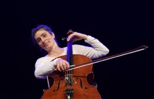 Jazz Concert of the Trio Anna Lang Alois Eberl and Luis Ribeiro with the title Sinfonia de Carnaval in the Stadttheater Gmunden as part of the Salzkammergut Festival Gmunden 2018 This picture shows the cellist Anna Lang 2018 Jazz concert of the trio Anna Lang Alois Eberl and Luis Ribeiro with the title Sinfonia de Carnaval at the Stadttheater Gmunden as part of the Salzkammergut Festwochen Gmunden 2018