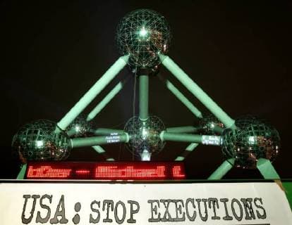 ATTENTION - PICTURE OF THE ATOMIUM TO USE ONLY TO RELATE THE EVENT CITIES AGAINST DEATH PENALTY OF TODAY 30 NOVEMBER 2005 BRU38 - - BRUSSELS, BELGIUM : Brussels atomium is dressed up with green lights and slogans in several languages saying no to death penalty, this action is a world day cities for life, cities against death penalty was initiate by Sant Edigio in 2000. BENOITxDOPPAGNE  x3651343x