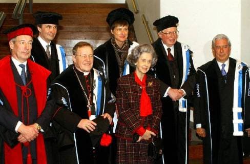 BRU39 - - LEUVEN, BELGIUM : Queen Fabiola of Belgium (front, 2 nd R) poses with (back, from L-R) Finnish Professor Kai Simons, Belgian Professor Catherine Verfaillie, German Gerhard Ertl and Cardinal Walter Kasper (front, 2 nd L), KUL Rector Andre Oosterlinck (L) and Peruvian Mario Vargas Llosa (R) during the ceremony of Doctor Honoris Causa awarding at the KULeuven, Monday 03 February 2003, in Leuven. MAITExDEQUINZE  x1166989x