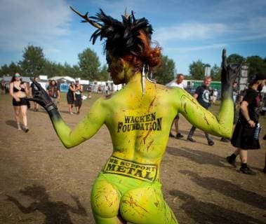 Wacken Wacken 2018 in dust and heat the organizer provides free drinking water Wacken 2018 the field of metal fans sinks into heat and dust The fans protect themselves with dust Copyright: Dirk_Jacobsx EP_DJS