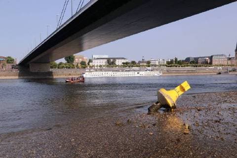 Due to the continuing drought, the Rhine in Düsseldorf is becoming ever narrower The Bunen on the banks and Oberkasseler Bridge are completely watching The path to the water takes the few bathers over a dried-out gravel track Todays water level 84 cm The Rhine pulls back for a short while due to the suction of the freighters to run back again