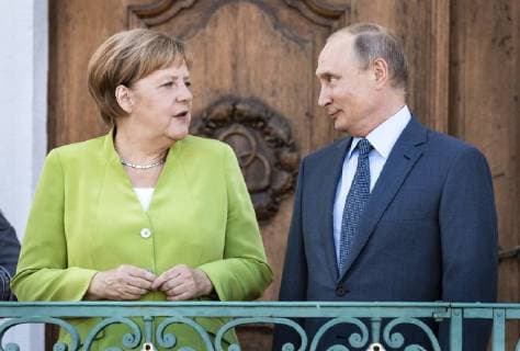 Chancellor Angela Merkel l CDU welcomes Russian President Vladimir Putin in front of Meseberg Castle 18 08 2018 Gransee Berlin Germany Copyright: xXanderxHeinl photothek.netx