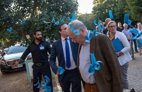 22 08 2018 xfux Politics Big event of the alternative for Germany in the Orangerie in Darmstadt and demonstration against the AfD and festival of diversity Tolerance and solidarity emonline deloka dewirt empoli azpoli azlahe vl Dr Alexander Gauland party chairman of the alternative for Germany AfD is a fan of SV Darmstadt 98 with blue confe
