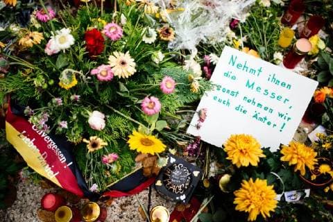 30 8 18 memorial for killed Daniel H in Chemnitz At the scene of the crime, flowers and candles are reminiscent of the recently deceased Daniel H who died in a confrontation with two young men through knife-sticks. Right-wing extremist messages are also found among the candles Copyright: xMichaelxTrammerx