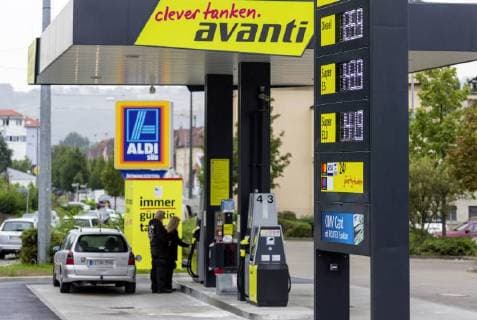 ENG Germany Stuttgart 31 08 2018 Refueling at Aldi The discounter is testing a vending machine in Stuttgart Obertürkheim Completion of the pilot project, the low-cost brand Avanti is expected to go to the market. This makes the established brands nervous The pilot project was completed at the end of August 2019 in cooperation with a subsidiary of the Austrian oil company OMV started