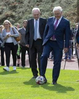 Federal President Frank Walter Steinmeier shoots the ball Bonn when visiting the Bonn Sports Club 01 04 31 08 2018 Federal President Steinmeier at Bonn SC