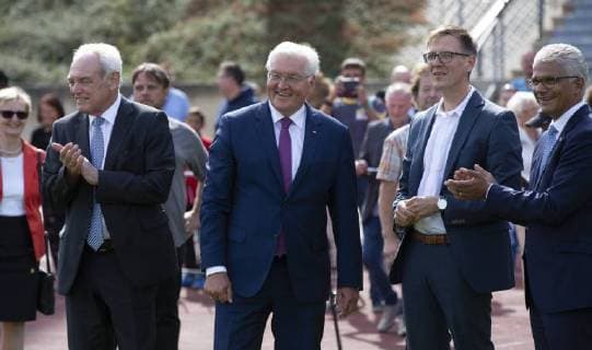 Federal President Frank Walter Steinmeier visiting the Bonn Sports Club 01 04 the ball next to Dirk Mazurkiewicz 2 Chairman of the Bonn SC and Mayor Ashok Sridharan R Bonn 31 08 2018 Federal President Steinmeier at Bonn SC