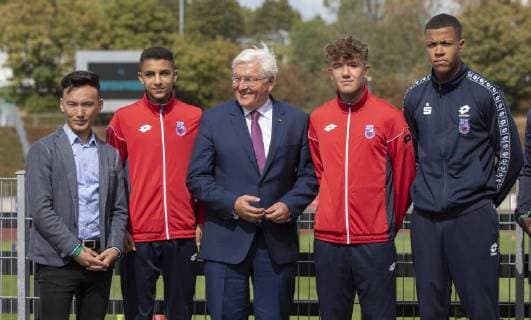 German President Frank Walter Steinmeier meets with players from a migration background at the Bonn Sports Club 01 04 Bonn 31 08 2018 Federal President Steinmeier at the Bonn SC