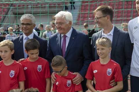 Federal President Frank Walter Steinmeier M with youth players visiting the Bonn sports club 01 04 next to Dirk Mazurkiewicz R Chairman of the Bonn SC and Mayor Ashok Sridharan L Bonn 31 08 2018 Federal President Steinmeier at Bonn SC