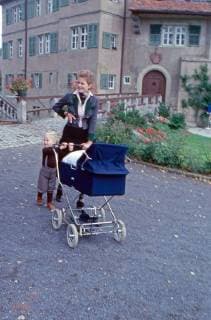von Preußen Prinzessin Donata von Preußen mit den Kindern Georg Friedrich und Cornelie Cecilie (im Kinderwagen) auf Schloss Rüdenhausen, Deutschland 1978. Princess Donata of Prussia with her children Georg Friedrich and Cornelie Cecilie (pram) at Ruedenhausen castle, Germany 1978. Copyright: WolfgangxKühn UnitedArchives100373