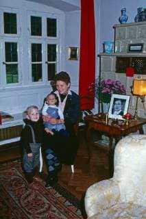 von Preußen Prinzessin Donata von Preußen mit den Kindern Georg Friedrich und Cornelie Cecilie auf Schloss Rüdenhausen, Deutschland 1978. Princess Donata of Prussia with her children Georg Friedrich and Cornelie Cecilie at Ruedenhausen castle, Germany 1978. Copyright: WolfgangxKühn UnitedArchives100374